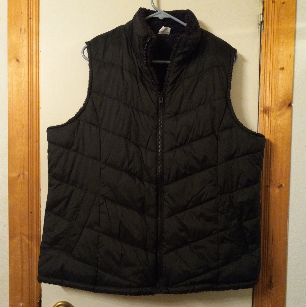 Time & True Womens Puffer Vest Size X. Large Black Full Zip Pockets Reversible